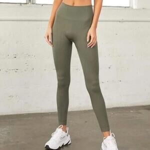 SET ACTIVE Scupltflex Ribbed Seamless Leggings in Olive Green Size XS / S
